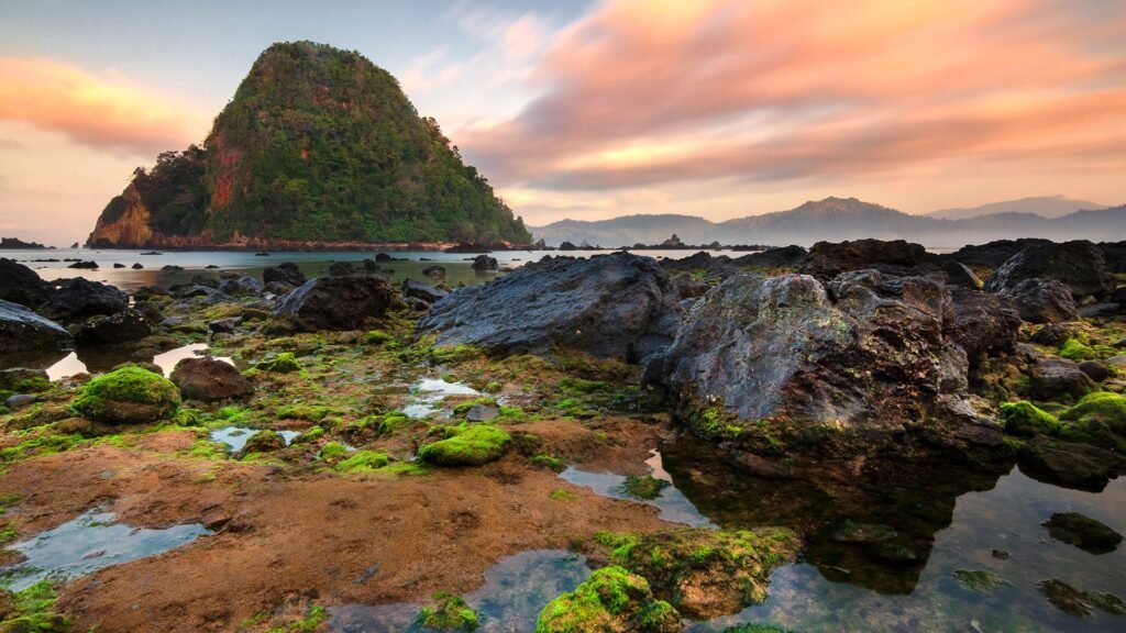 Exploring Red Island: Emotional Resonance in an Uncommon Seaside
