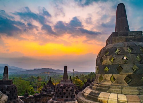 Borobudur Temple : The largest Hindu worship service on the island of Java